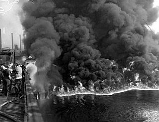 cuyahoga_river_fire_1952